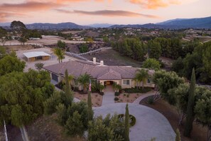 Villa | 4 bedrooms - Bear Bridge by Avantstay Hilltop Haven in Temecula w Views Putting Green Hot Tub (Temecula)