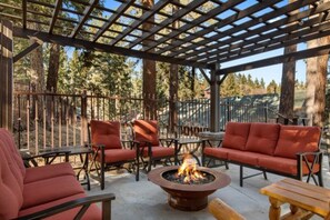 House | 4 bedrooms - Clover by Avantstay Gorgeous Ski In Ski Out Home w Game Room Hot Tub (Big Bear Lake)