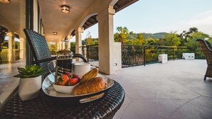 A dining area with a table set for breakfast, including bread, strawberries, and a coffee pot. - De Luz by Avantstay 5 Acre Estate w Lake Pool Hot Tub (Temecula)