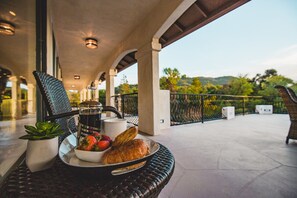 Villa | 7 bedrooms - De Luz by Avantstay 5 Acre Estate w Lake Pool Hot Tub (Temecula)