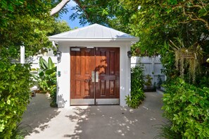 House | 2 bedrooms - Tumi s Time Out by Avantstay Heart Of Old Town w Shared Pool Month Long Stays Only (Key West)