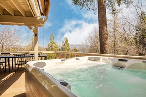 6 bedrooms - Pollock by Avantstay Stunning Views w Movie Room Hot Tub Game Room Large Balcony (Lake Arrowhead)