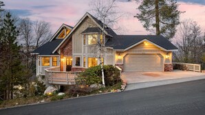 House - Pollock by Avantstay Stunning Views w Movie Room Hot Tub Game Room Large Balcony (Lake Arrowhead)