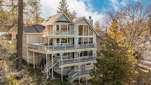 House - Pollock by Avantstay Stunning Views w Movie Room Hot Tub Game Room Large Balcony (Lake Arrowhead)