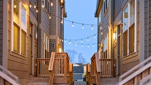 A corridor with wooden railings and steps leading to a building entrance. - Hart Suite 13 by Avantstay Gorgeous Town House w Modern Amenities in Nashville (Nashville)
