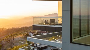 A modern building with a glass balcony overlooking a scenic landscape. - Belleza by Avantstay Hilltop Mansion w Pool Panoramic Views Ultra Modern Interior (Glen Ellen)