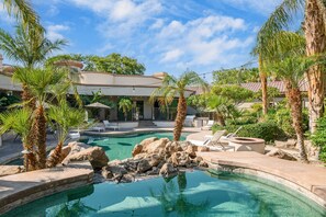 A pool area with lounge chairs, palm trees, and a house in the background. - Villa Verbena by Avantstay Expansive Estate w B-ball Court Pool Spa Entertainer s Yard (Indio)