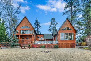 House | 7 bedrooms - Lagunita Shores by Avantstay Beautiful Lakefront Mansion w Hot Tub BBQ (Big Bear Lake)