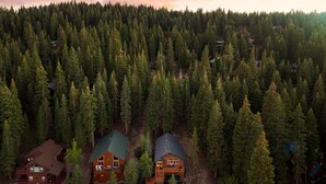 An aerial view of a forested area with three cabins. - Golden Summit by Avantstay Stunning Secluded Cabin w Access to Tahoe Donner (Truckee)