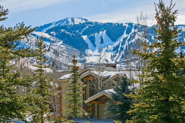 Villa | 6 bedrooms - Telemark Luxury Retreat by Avantstay Stunning Views w Hot Tub Theatre Room and Pool Table (Park City)