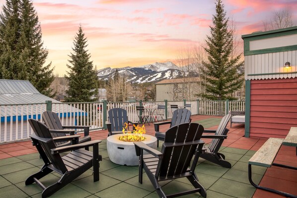 10 bedrooms - Holly by Avantstay In the Heart of Breckenridge w Hot Tub Game Room Roof Top Patio (Breckenridge)
