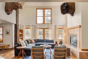 10 bedrooms - Holly by Avantstay In the Heart of Breckenridge w Hot Tub Game Room Roof Top Patio (Breckenridge)