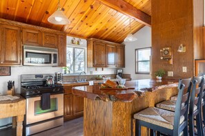 House - Turtlebear by Avantstay Stunning Character Cabin w Entertainers Patio Table Tennis (Big Bear Lake)