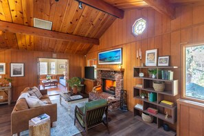 House - Turtlebear by Avantstay Stunning Character Cabin w Entertainers Patio Table Tennis (Big Bear Lake)