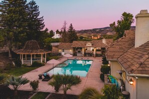 A residential backyard with a swimming pool, a gazebo, and a patio area. - La Barrique by Avantstay Secluded 14 Acre Estate w Vball Pool (Temecula)