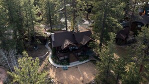 Unclassified image, 3 of 43, button - Shoreline Lakehouse by Avantstay Majestic Lakefront Cabin w Hot Tub Fire Pit (Big Bear Lake)