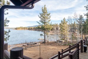 Room - Shoreline Lakehouse by Avantstay Majestic Lakefront Cabin w Hot Tub Fire Pit (Big Bear Lake)