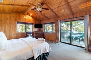 House | 4 bedrooms - Shoreline Lakehouse by Avantstay Majestic Lakefront Cabin w Hot Tub Fire Pit (Big Bear Lake)