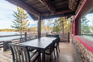 House | 4 bedrooms - Shoreline Lakehouse by Avantstay Majestic Lakefront Cabin w Hot Tub Fire Pit (Big Bear Lake)