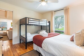 House | 4 bedrooms - Orchard by Avantstay Whimsical Home w Lush Backyard (Isle of Palms)