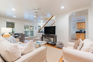 House | 4 bedrooms - Orchard by Avantstay Whimsical Home w Lush Backyard (Isle of Palms)