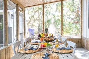 House | 4 bedrooms - Orchard by Avantstay Whimsical Home w Lush Backyard (Isle of Palms)