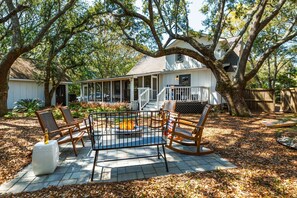 House | 4 bedrooms - Orchard by Avantstay Whimsical Home w Lush Backyard (Isle of Palms)