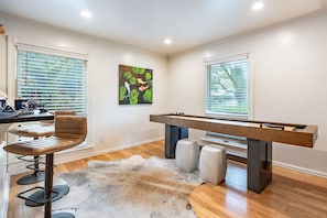 4 bedrooms - Orchard by Avantstay Whimsical Home w Lush Backyard (Isle of Palms)
