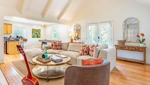 House - Orchard by Avantstay Whimsical Home w Lush Backyard (Isle of Palms)