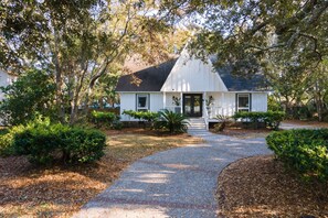 4 bedrooms - Orchard by Avantstay Whimsical Home w Lush Backyard (Isle of Palms)