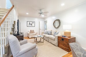 House | 4 bedrooms - Orchard by Avantstay Whimsical Home w Lush Backyard (Isle of Palms)