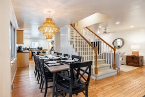 House | 4 bedrooms - Orchard by Avantstay Whimsical Home w Lush Backyard (Isle of Palms)