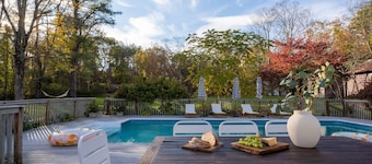 Cortland by Avantstay Charming Heritage Estate w Private Lake Pool