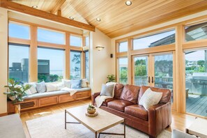 House | 5 bedrooms - The Castle Rock Estate by Avantstay Steps From Arch Cape Beach w Hot Tub Sauna (Arch Cape)