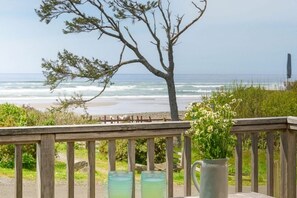 House | 5 bedrooms - The Castle Rock Estate by Avantstay Steps From Arch Cape Beach w Hot Tub Sauna (Arch Cape)