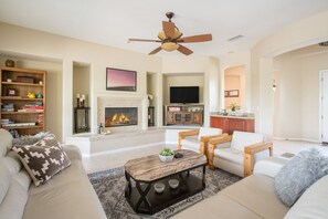 6 bedrooms - Palisades by Avantstay Gorgeous Backyard w Pool Spa Games (Indio)