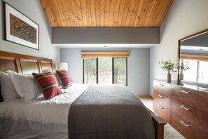 House | 7 bedrooms - Skylight by Avantstay Elevated Mountain Home w Hot Tub Billiards Large Patio (Bend)