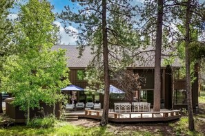 House | 7 bedrooms - Skylight by Avantstay Elevated Mountain Home w Hot Tub Billiards Large Patio (Bend)