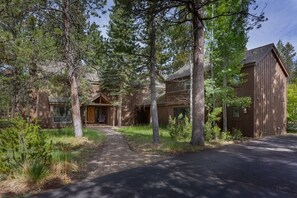 House | 7 bedrooms - Skylight by Avantstay Elevated Mountain Home w Hot Tub Billiards Large Patio (Bend)