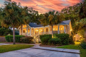 House | 4 bedrooms - Palmetto by Avantstay Gorgeous Character Home w Pool Sun Room Pool Table (Isle of Palms)