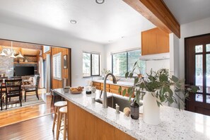 House | 4 bedrooms - Polaris by Avantstay Woodsy Tahoe Cabin With Spacious Deck Close to Lake (Carnelian Bay)