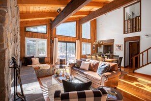 4 bedrooms - Polaris by Avantstay Woodsy Tahoe Cabin With Spacious Deck Close to Lake (Carnelian Bay)
