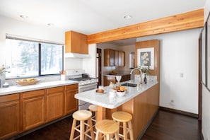 4 bedrooms - Polaris by Avantstay Woodsy Tahoe Cabin With Spacious Deck Close to Lake (Carnelian Bay)