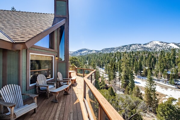 House - Endless View Lodge by Avantstay Incredible Views Close To Bear Mountain Ski Resort w Hot Tub (Big Bear Lake)