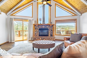 House - Endless View Lodge by Avantstay Incredible Views Close To Bear Mountain Ski Resort w Hot Tub (Big Bear Lake)