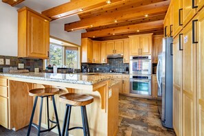 House - Endless View Lodge by Avantstay Incredible Views Close To Bear Mountain Ski Resort w Hot Tub (Big Bear Lake)