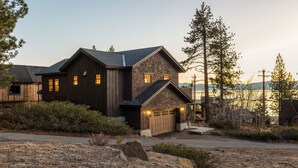 House | 4 bedrooms - Atkinson by Avantstay Lake Front Home w Stunning Views in Tahoe Vista (Kings Beach)