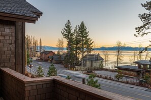 House | 4 bedrooms - Atkinson by Avantstay Lake Front Home w Stunning Views in Tahoe Vista (Kings Beach)