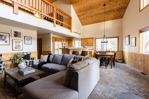 House | 3 bedrooms - Jumper By Avantstay Serene Stylish Cabin w Hot Tub (Big Bear Lake)