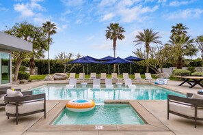 A pool area with lounge chairs, umbrellas, and a palm tree. - Polo Villa 10 by Avantstay Backyard Oasis w Putting Green 260320 6 Bedrooms (La Quinta)